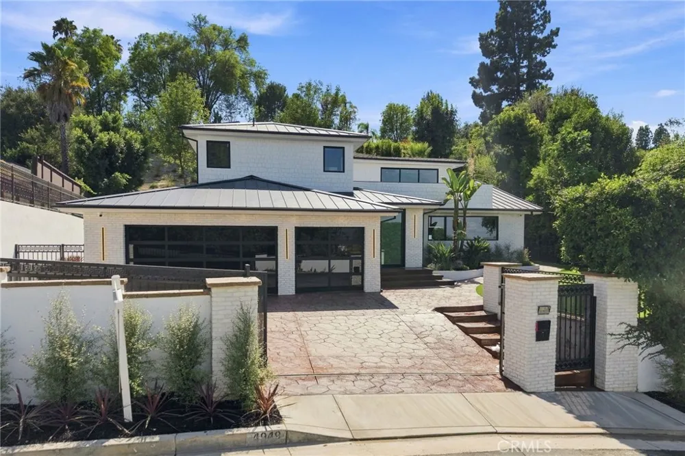 4949 Bilmoor Avenue Tarzana, CA 91356