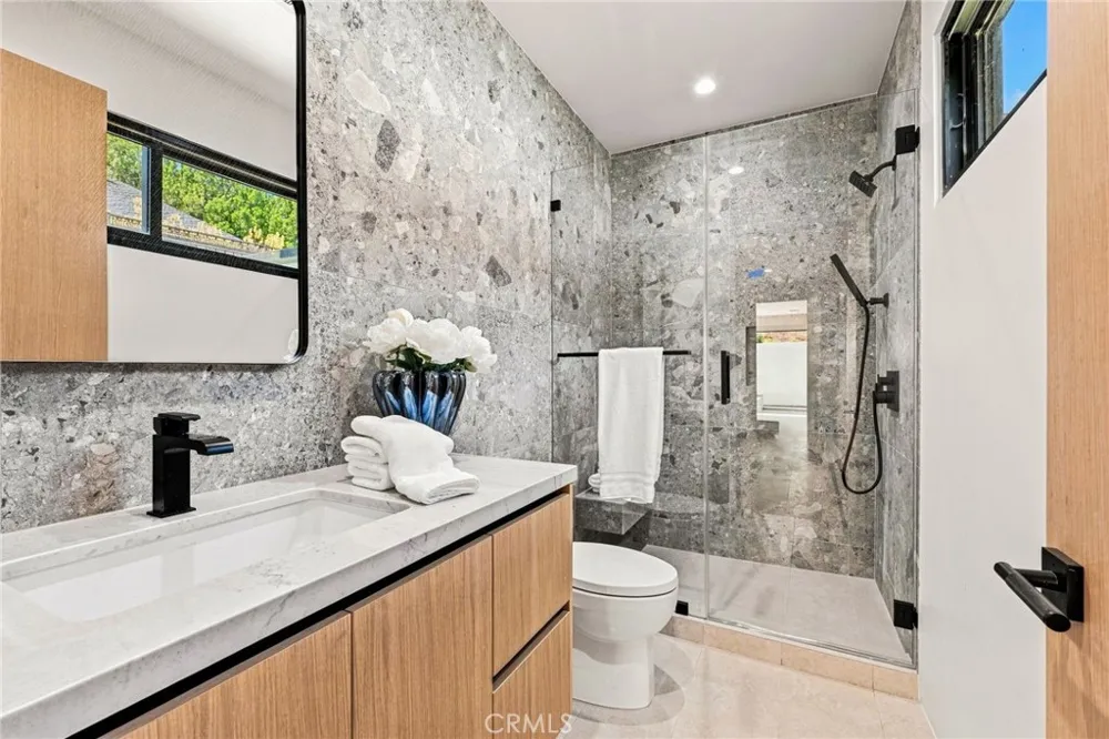 4949 Bilmoor Avenue Tarzana, CA 91356