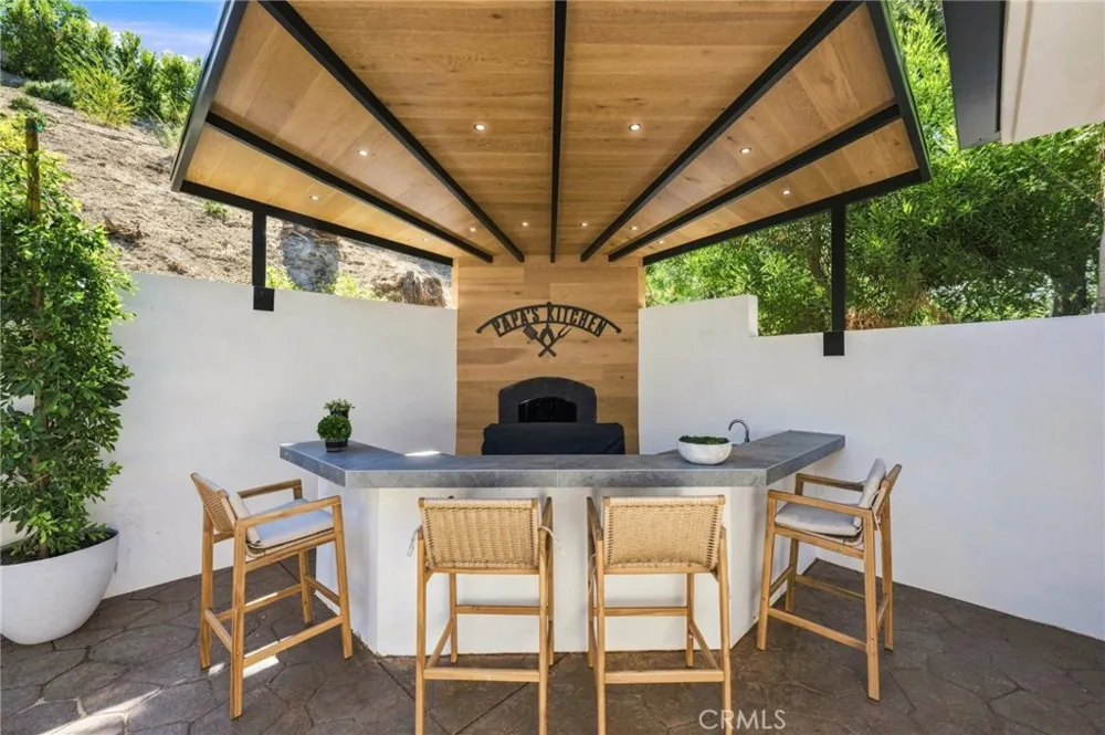 4949 Bilmoor Avenue Tarzana, CA 91356