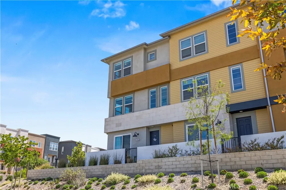 27105 Valley Oak Valencia, CA 91381