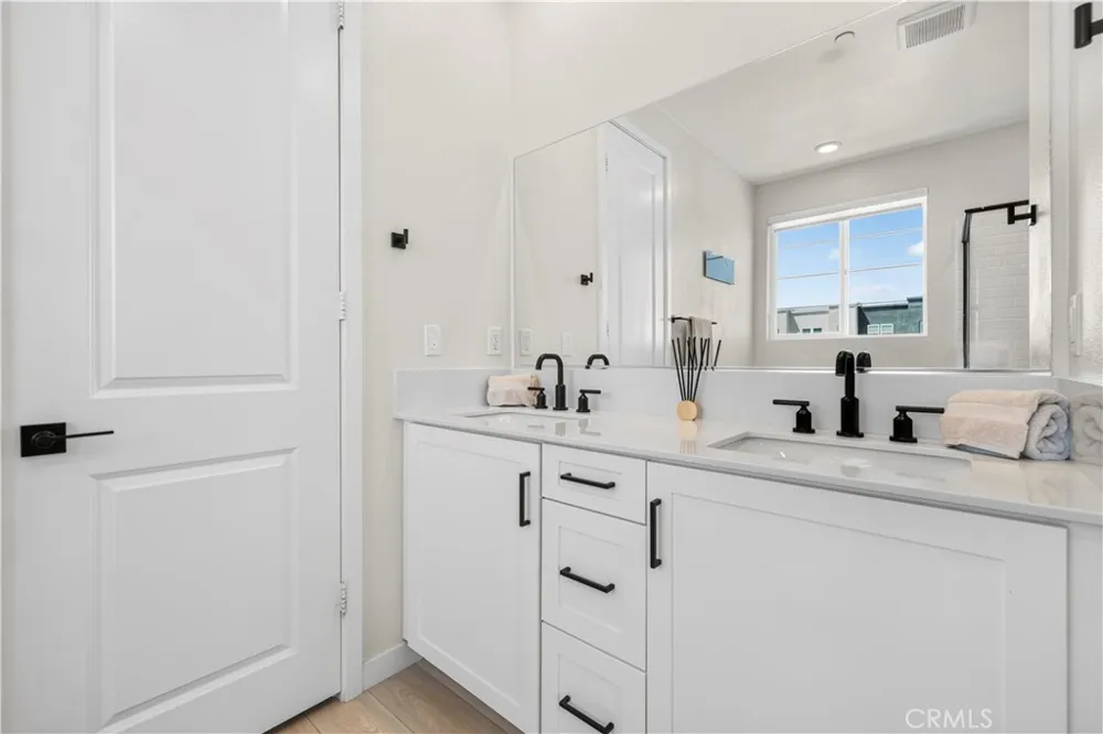 27105 Valley Oak Valencia, CA 91381