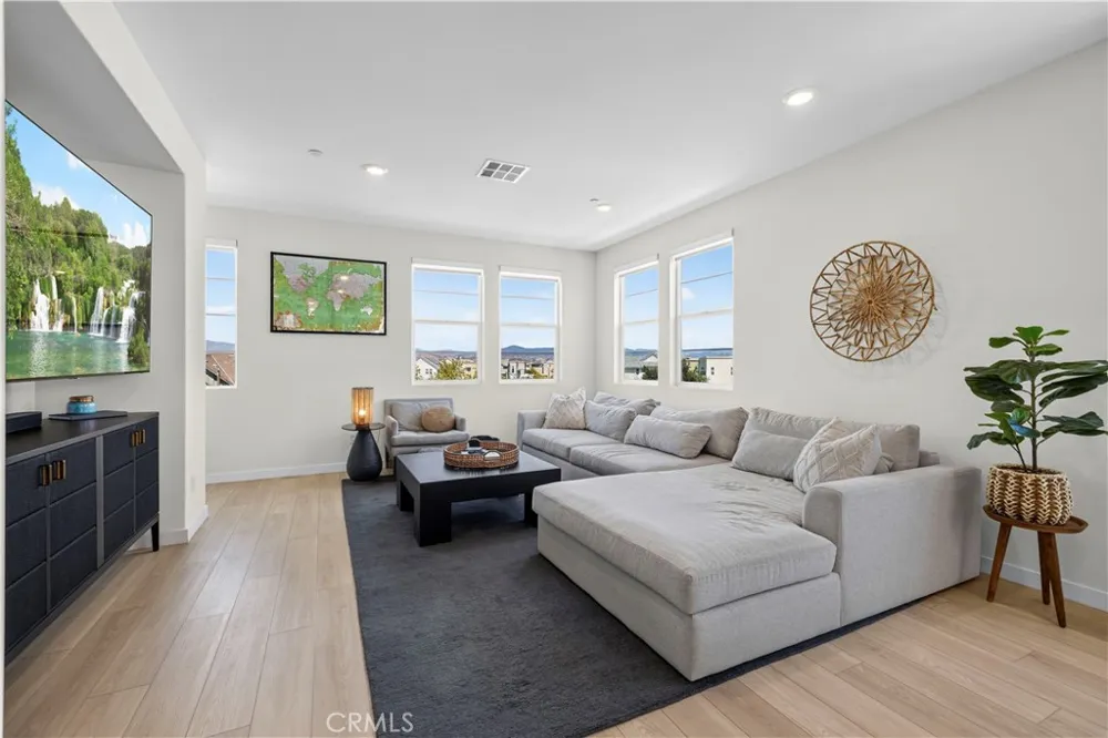 27105 Valley Oak Valencia, CA 91381
