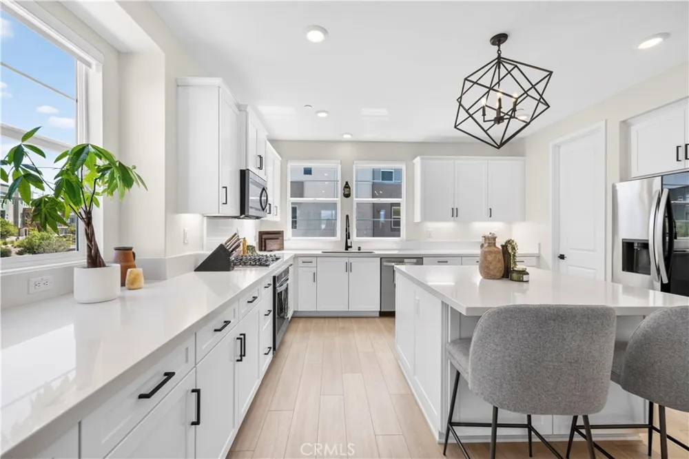 27105 Valley Oak Valencia, CA 91381