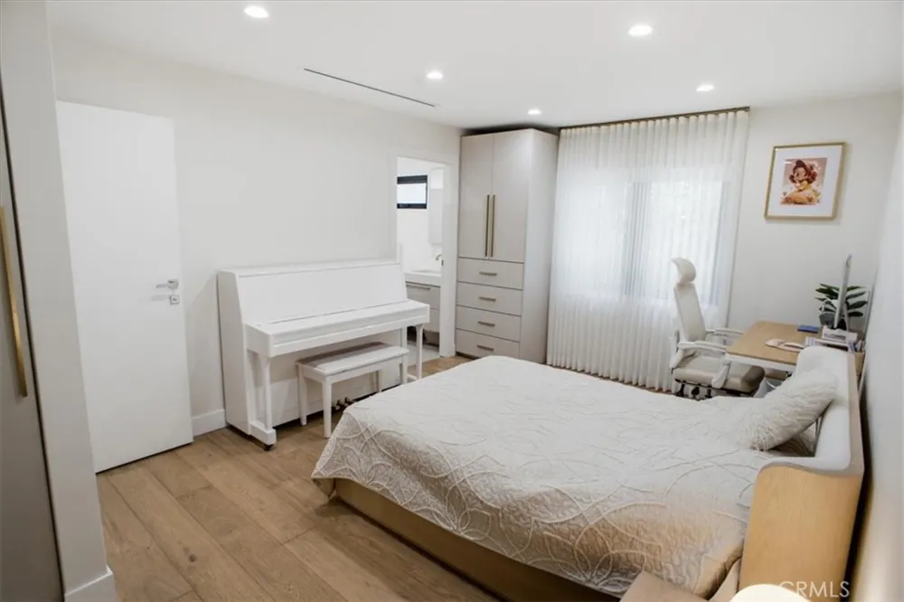 4342 Noble Avenue Sherman Oaks, CA 91403