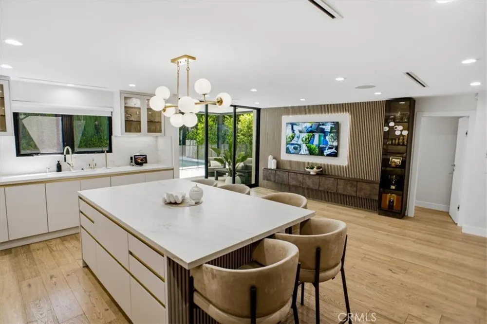 4342 Noble Avenue Sherman Oaks, CA 91403