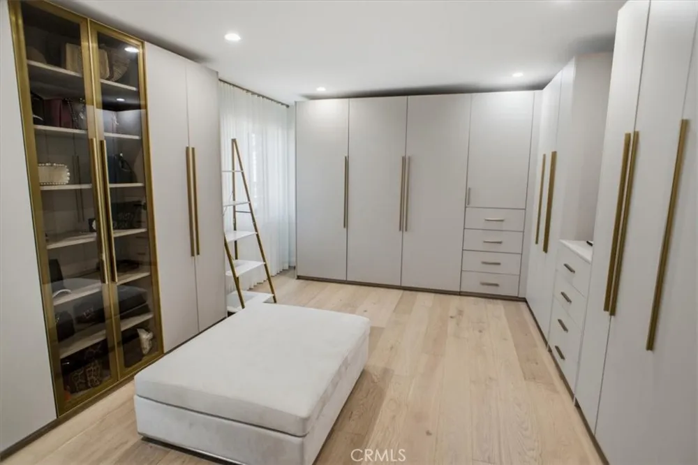 4342 Noble Avenue Sherman Oaks, CA 91403