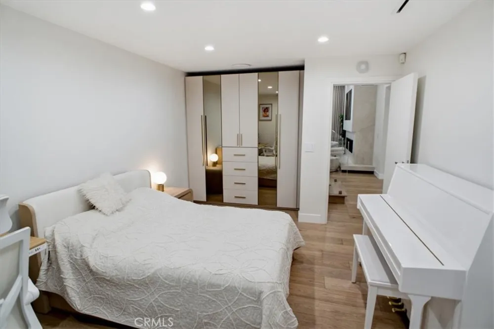 4342 Noble Avenue Sherman Oaks, CA 91403