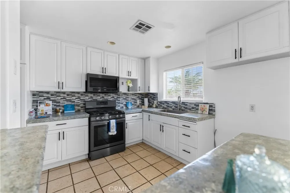 13902 S Zamora Compton, CA 90222