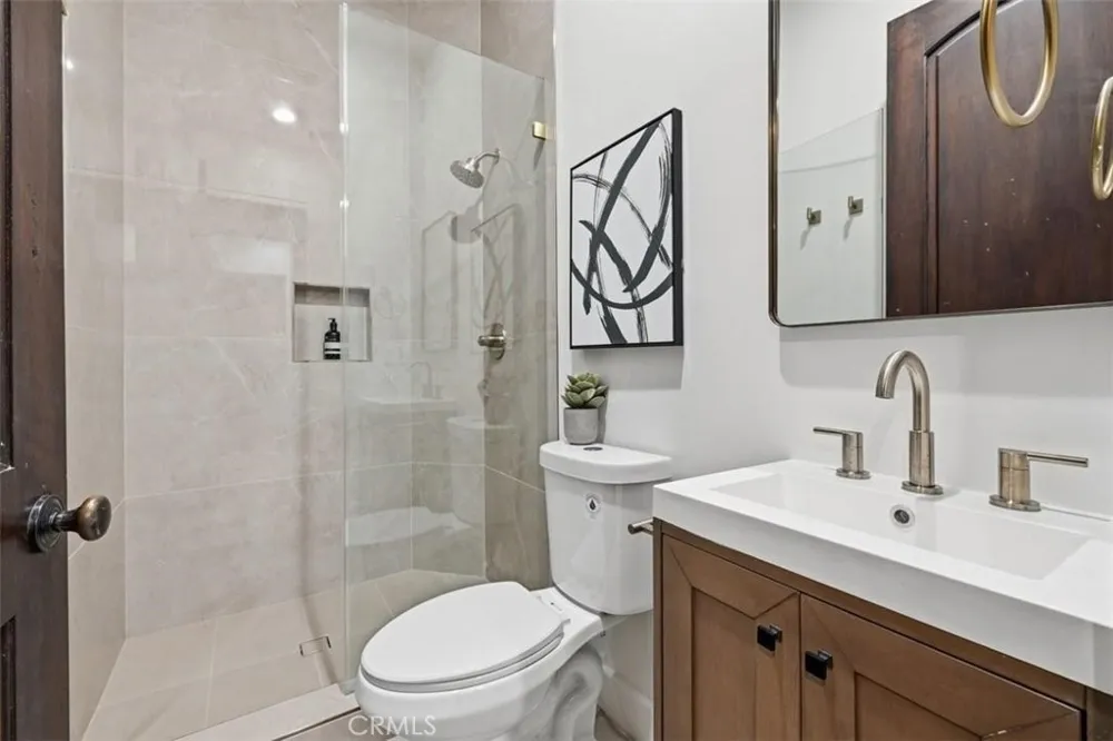 22953 Oxnard Street Woodland Hills, CA 91367