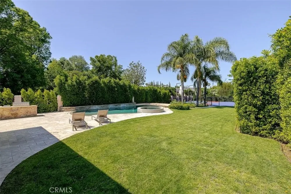 22953 Oxnard Street Woodland Hills, CA 91367