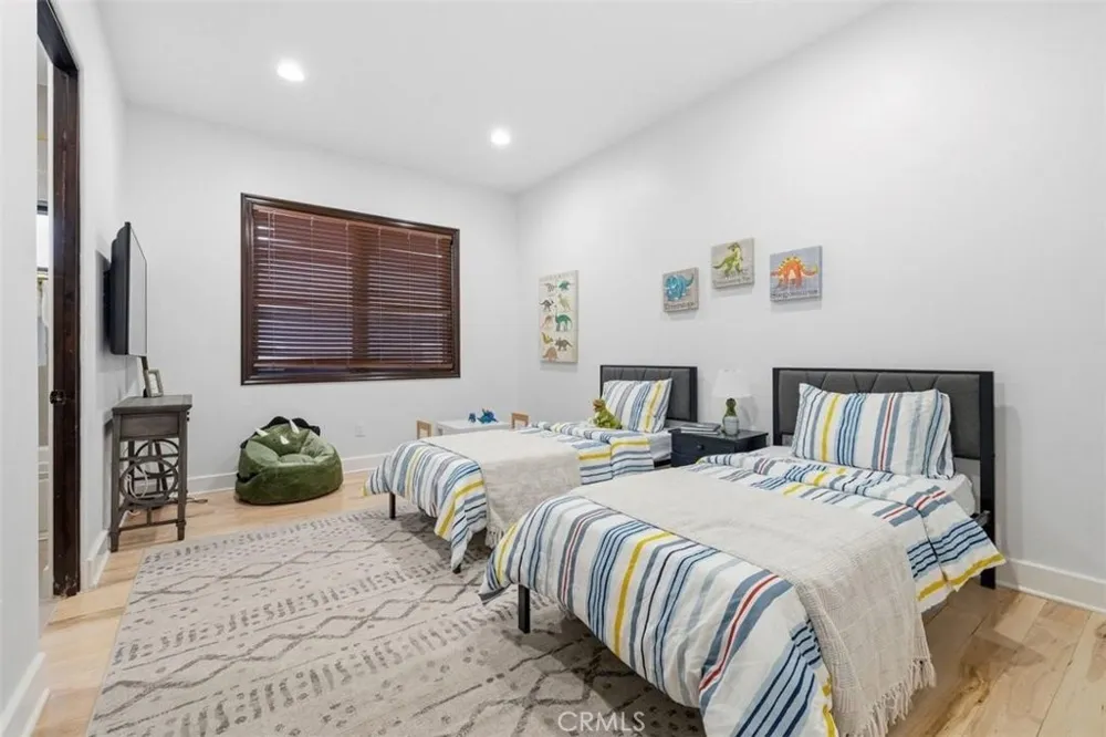 22953 Oxnard Street Woodland Hills, CA 91367