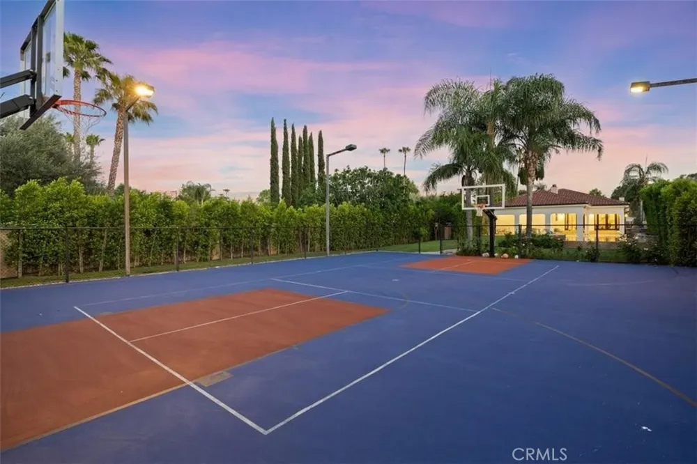 22953 Oxnard Street Woodland Hills, CA 91367