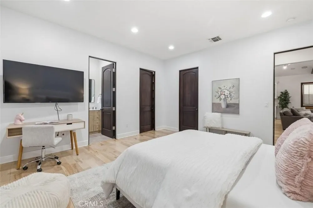 22953 Oxnard Street Woodland Hills, CA 91367