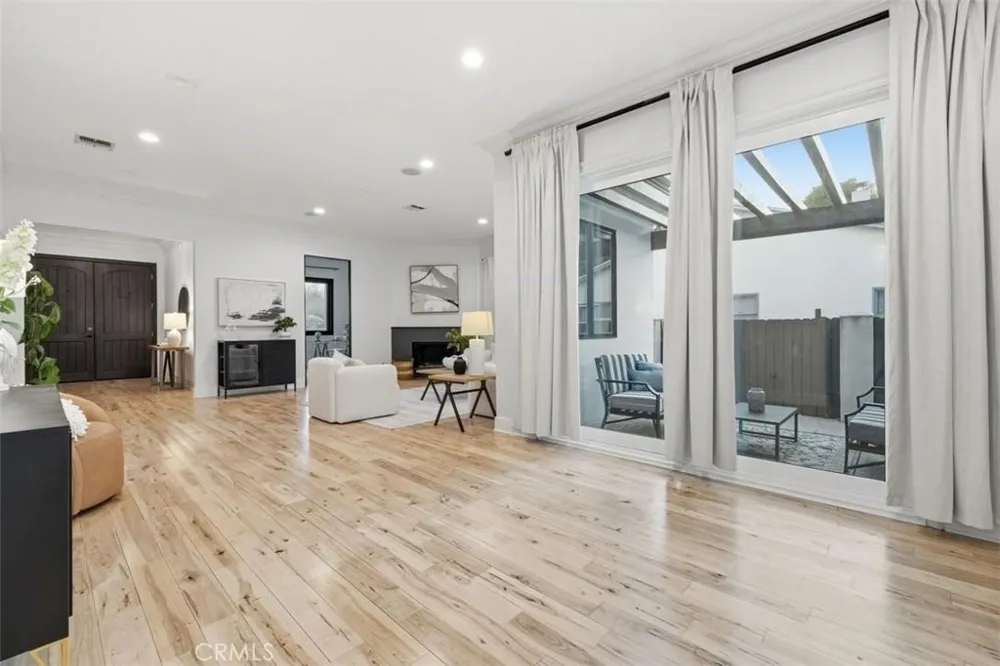 22953 Oxnard Street Woodland Hills, CA 91367
