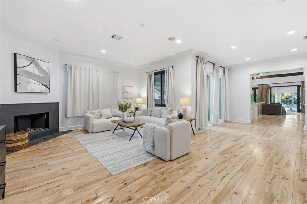 22953 Oxnard Street Woodland Hills, CA 91367