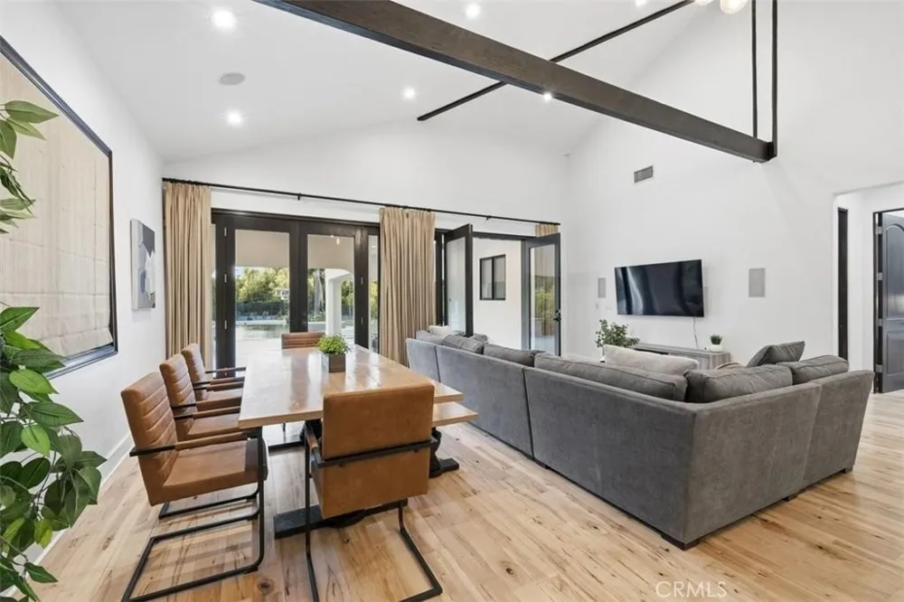 22953 Oxnard Street Woodland Hills, CA 91367