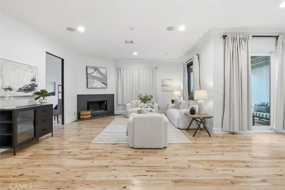 22953 Oxnard Street Woodland Hills, CA 91367