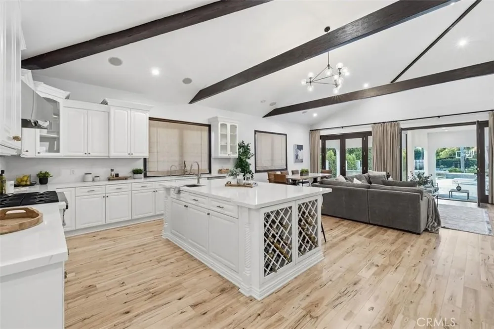 22953 Oxnard Street Woodland Hills, CA 91367