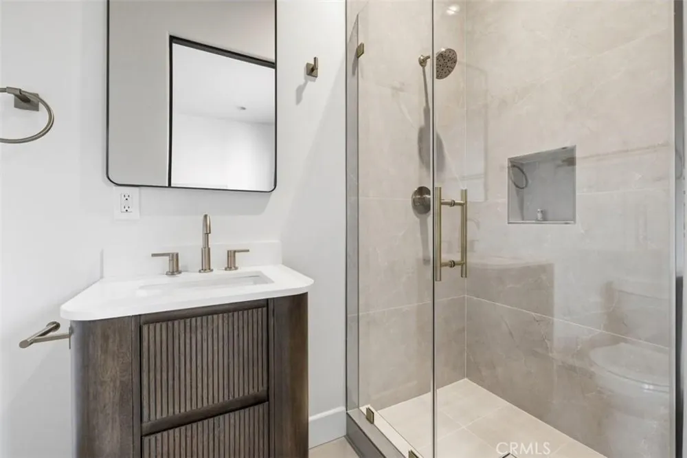 22953 Oxnard Street Woodland Hills, CA 91367