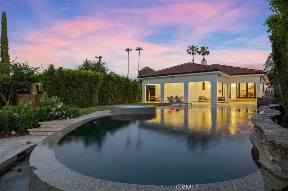22953 Oxnard Street Woodland Hills, CA 91367