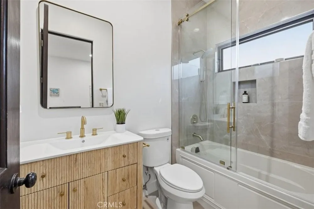 22953 Oxnard Street Woodland Hills, CA 91367