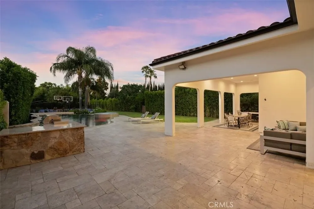 22953 Oxnard Street Woodland Hills, CA 91367