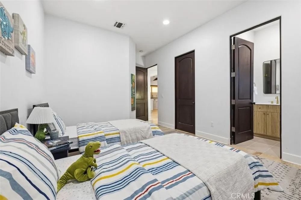22953 Oxnard Street Woodland Hills, CA 91367