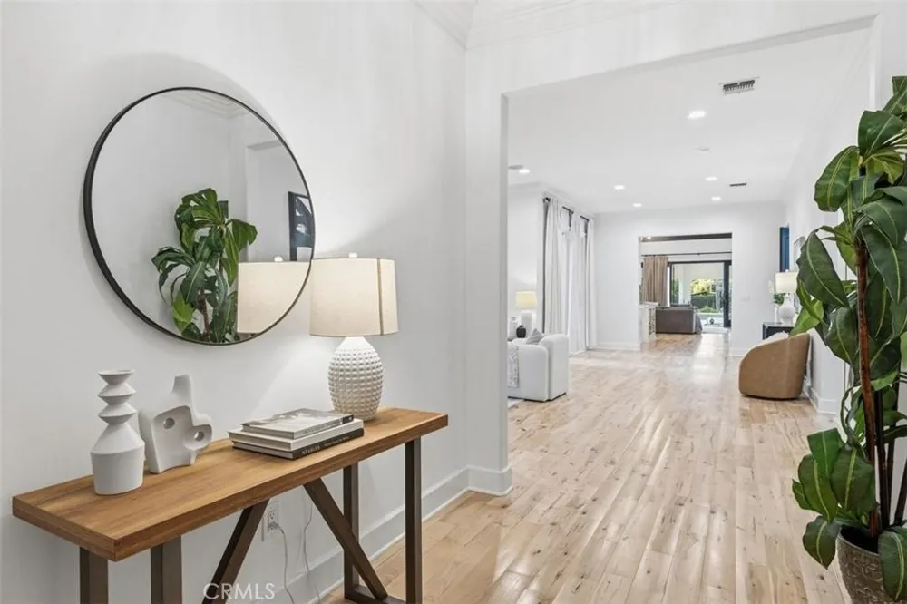 22953 Oxnard Street Woodland Hills, CA 91367