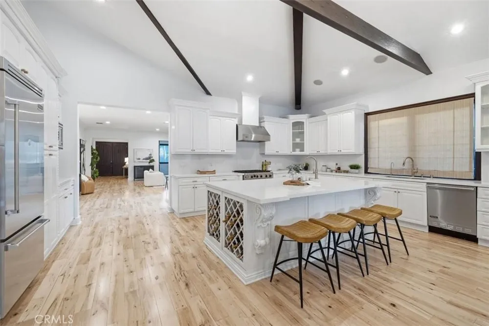 22953 Oxnard Street Woodland Hills, CA 91367