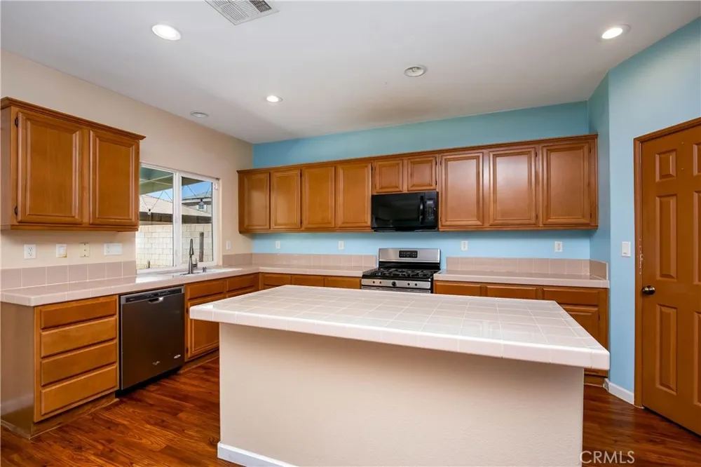 3102 E Topaz Lancaster, CA 93535
