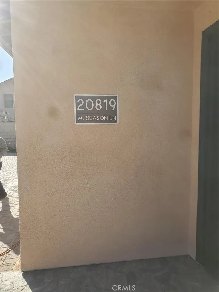 20819 W Seasons Lane Los Angeles, CA 91306