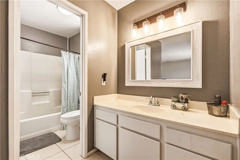 17307 Longmeadow Avenue Palmdale, CA 93591