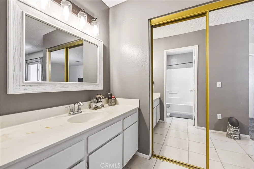 17307 Longmeadow Avenue Palmdale, CA 93591