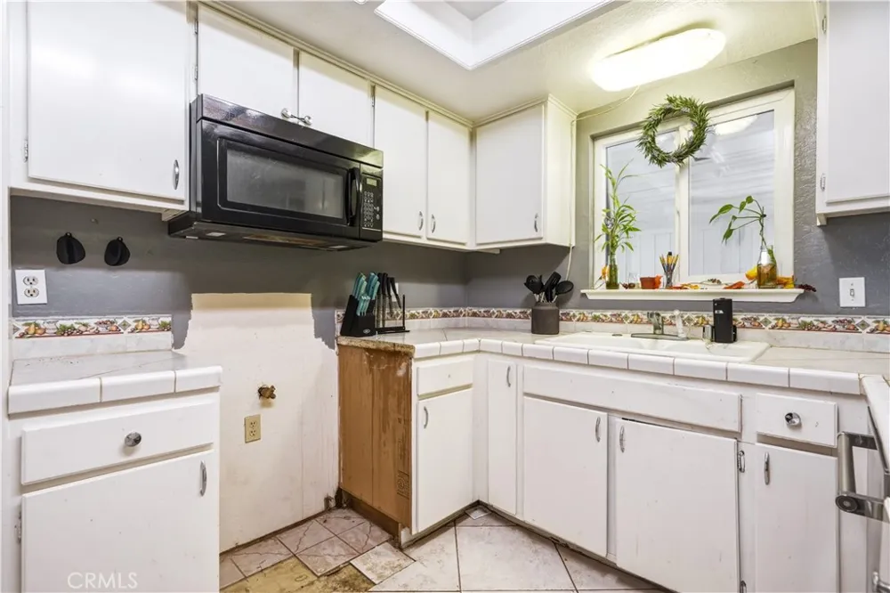 17307 Longmeadow Avenue Palmdale, CA 93591