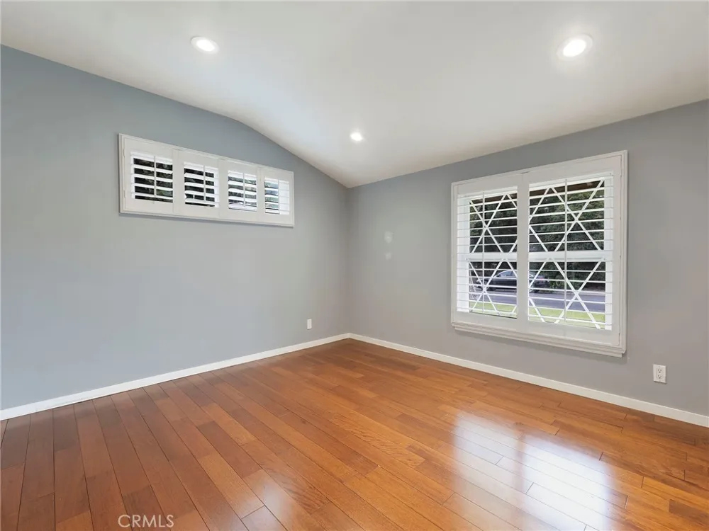 19117 Marilla Street Northridge, CA 91324