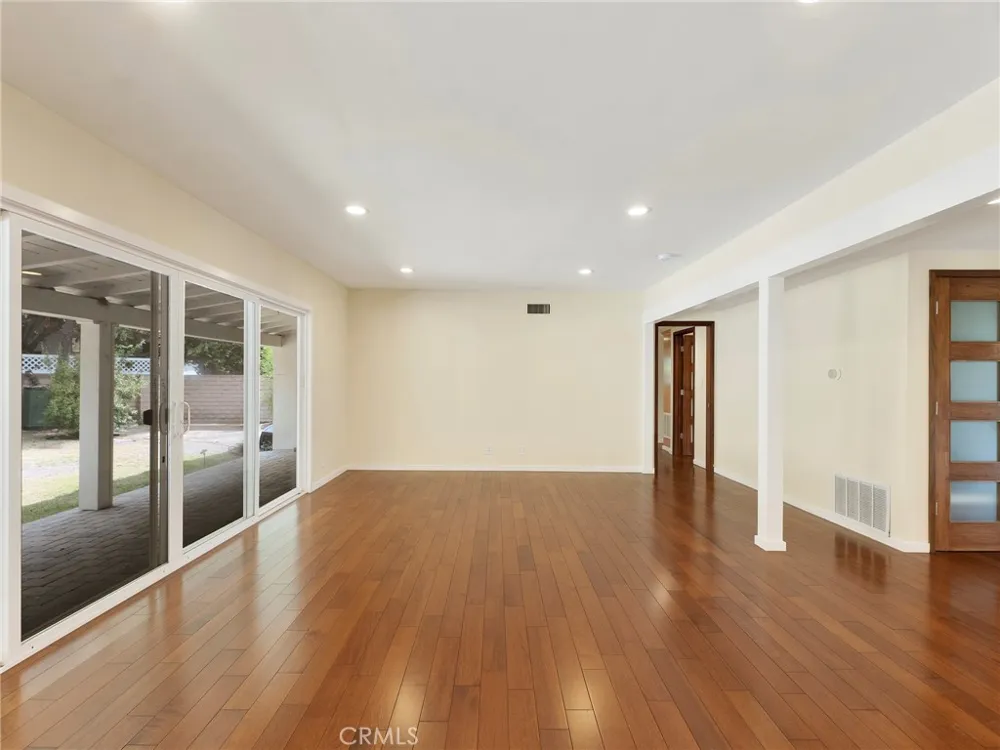 19117 Marilla Street Northridge, CA 91324