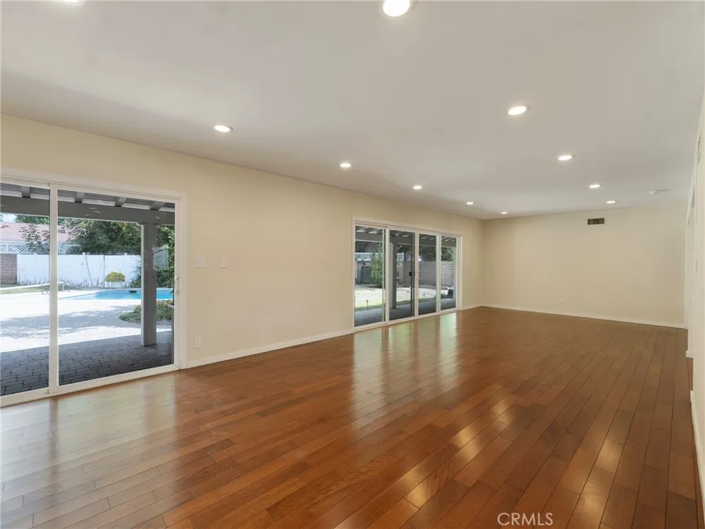 19117 Marilla Street Northridge, CA 91324