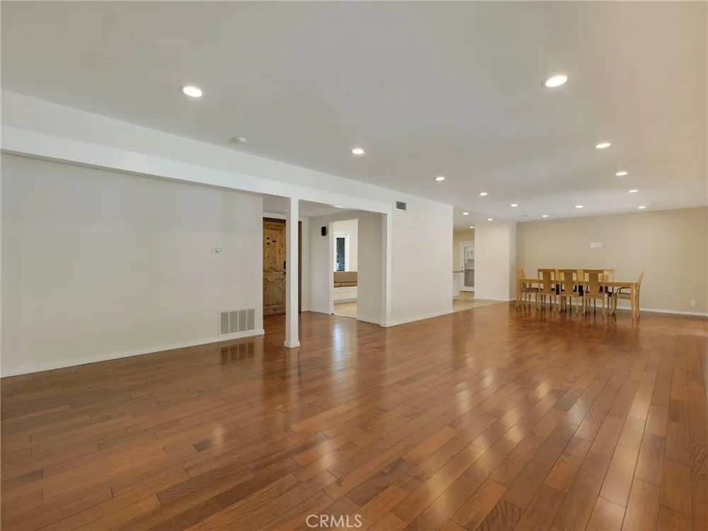 19117 Marilla Street Northridge, CA 91324