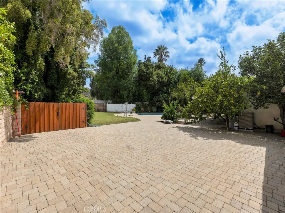 19117 Marilla Street Northridge, CA 91324