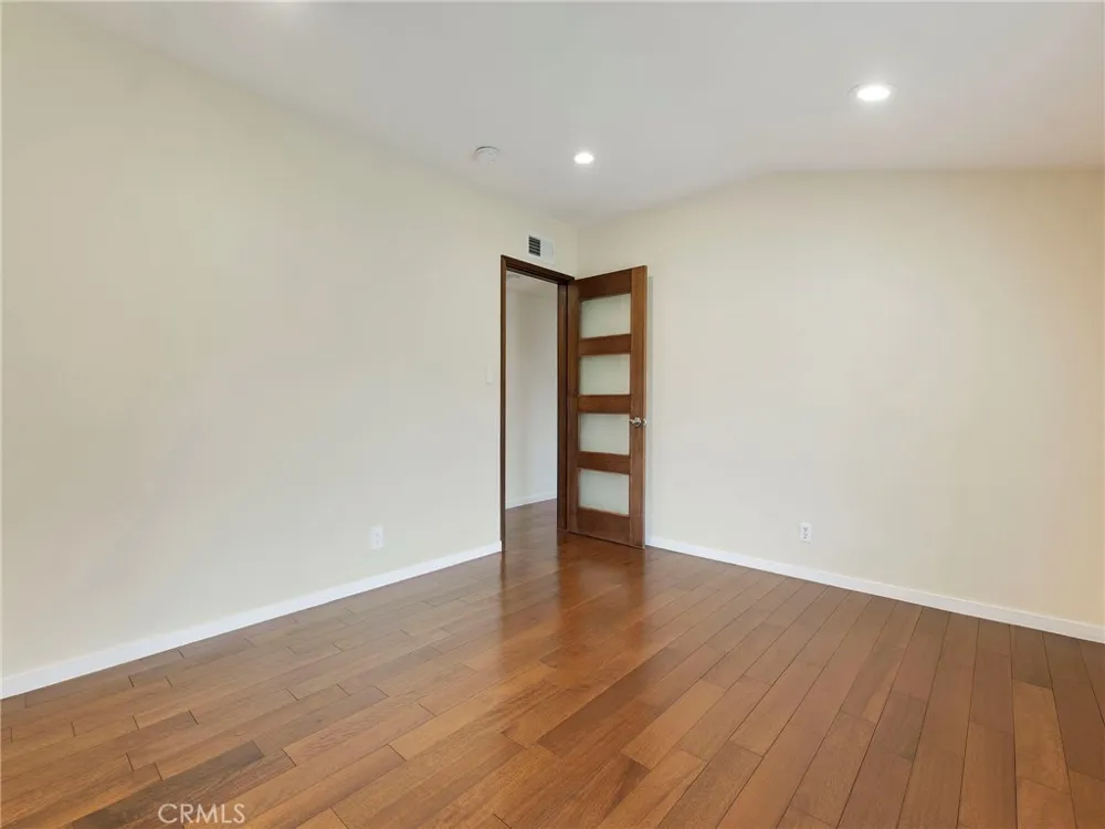 19117 Marilla Street Northridge, CA 91324