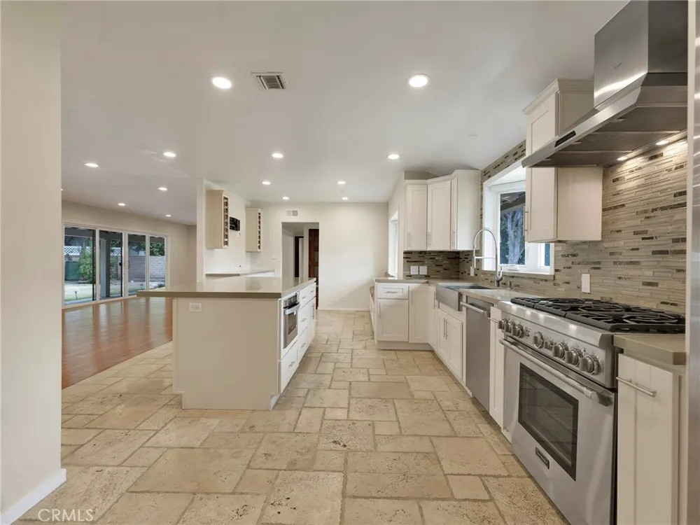 19117 Marilla Street Northridge, CA 91324