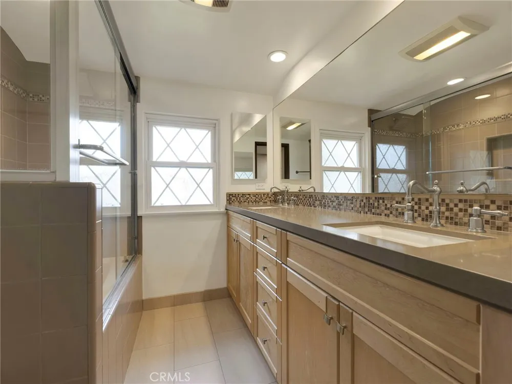 19117 Marilla Street Northridge, CA 91324