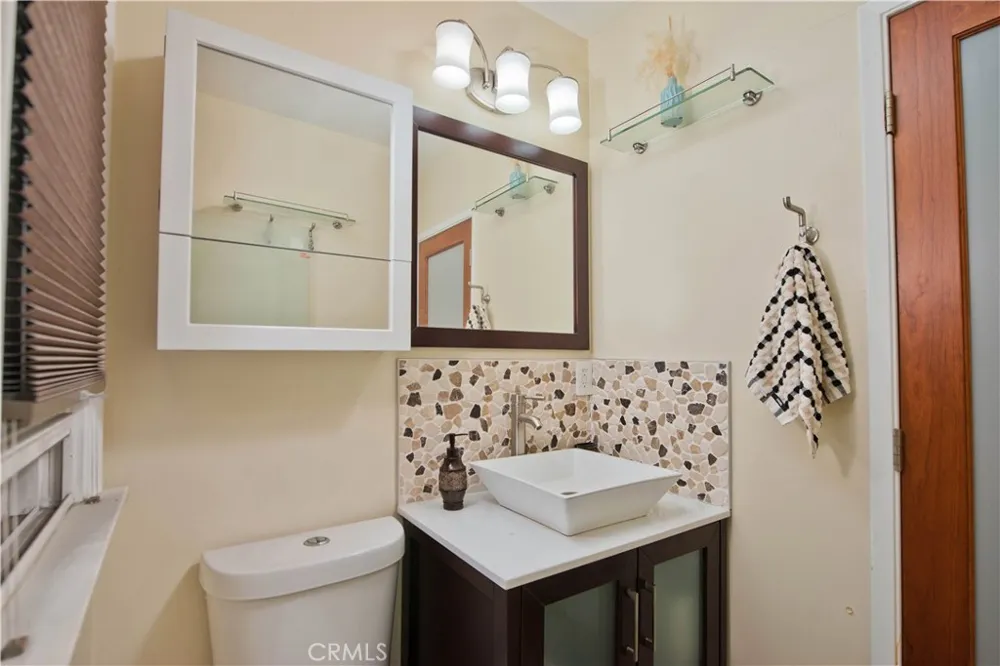 19541 Victory Boulevard Reseda, CA 91335