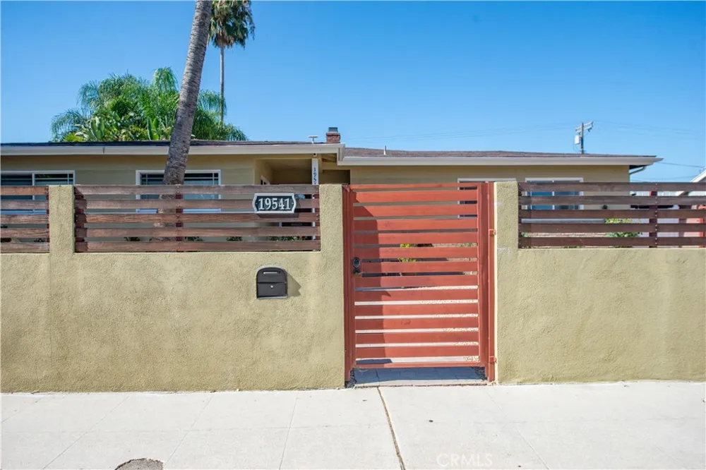 19541 Victory Boulevard Reseda, CA 91335