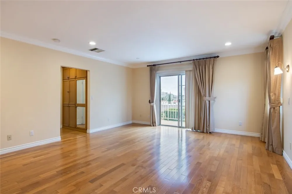 314 W Kenneth Road Glendale, CA 91202