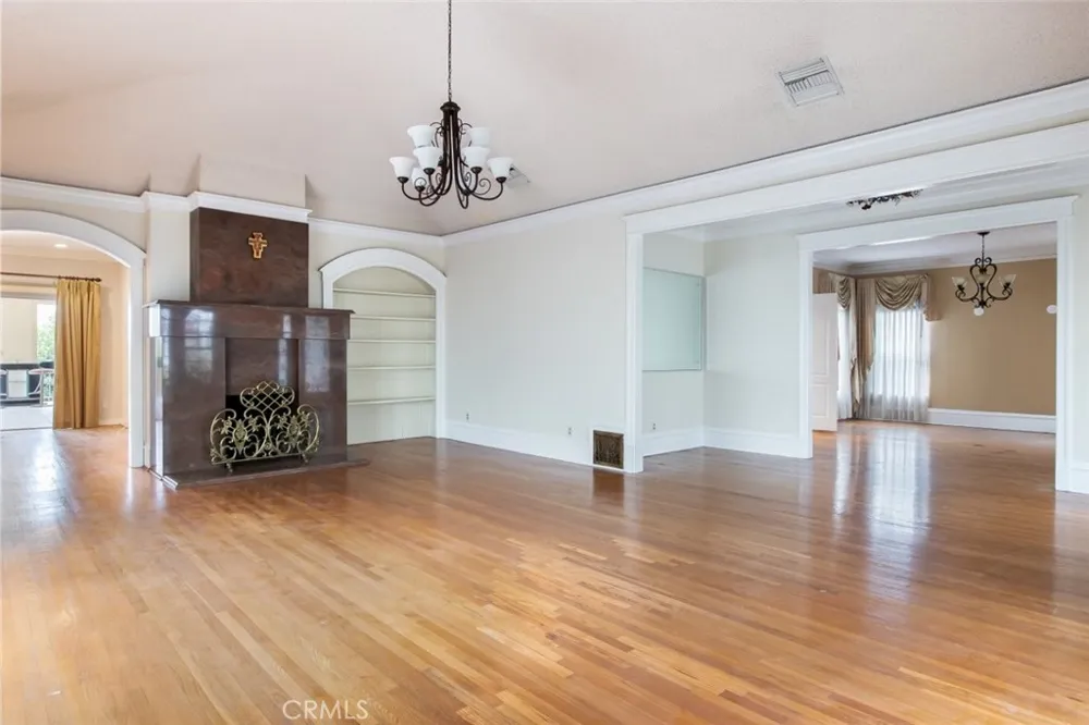 314 W Kenneth Road Glendale, CA 91202