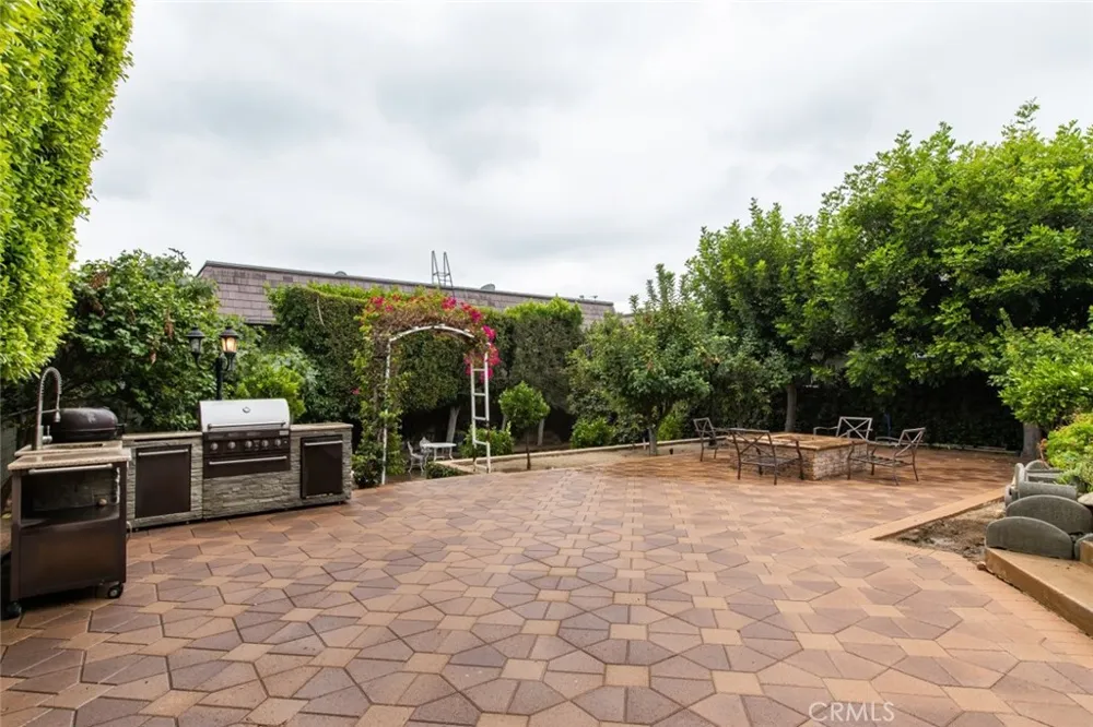 314 W Kenneth Road Glendale, CA 91202