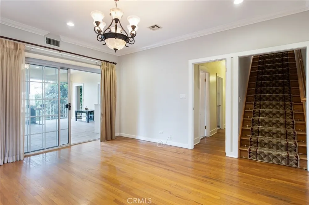 314 W Kenneth Road Glendale, CA 91202