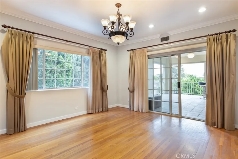 314 W Kenneth Road Glendale, CA 91202