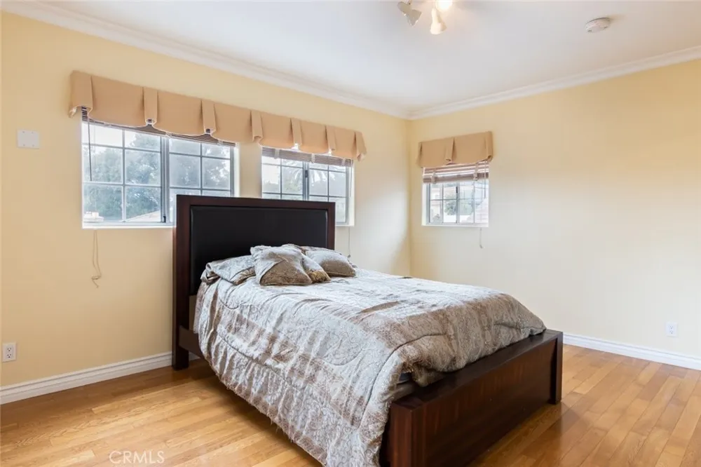 314 W Kenneth Road Glendale, CA 91202